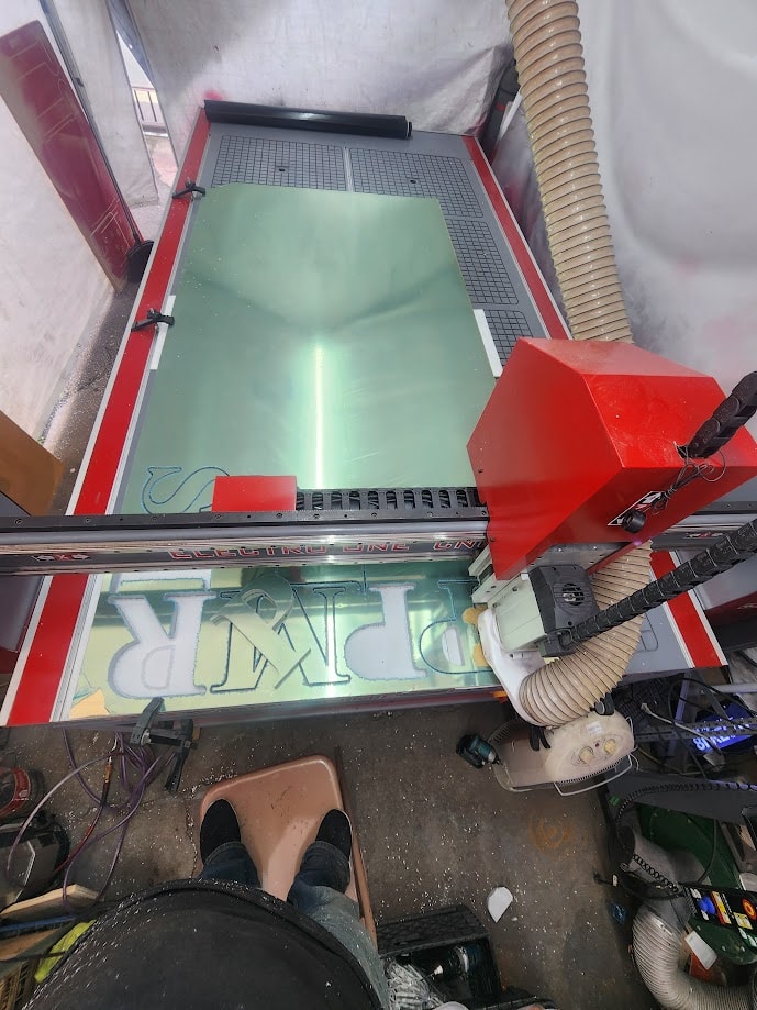Máquina CNC en operación cortando